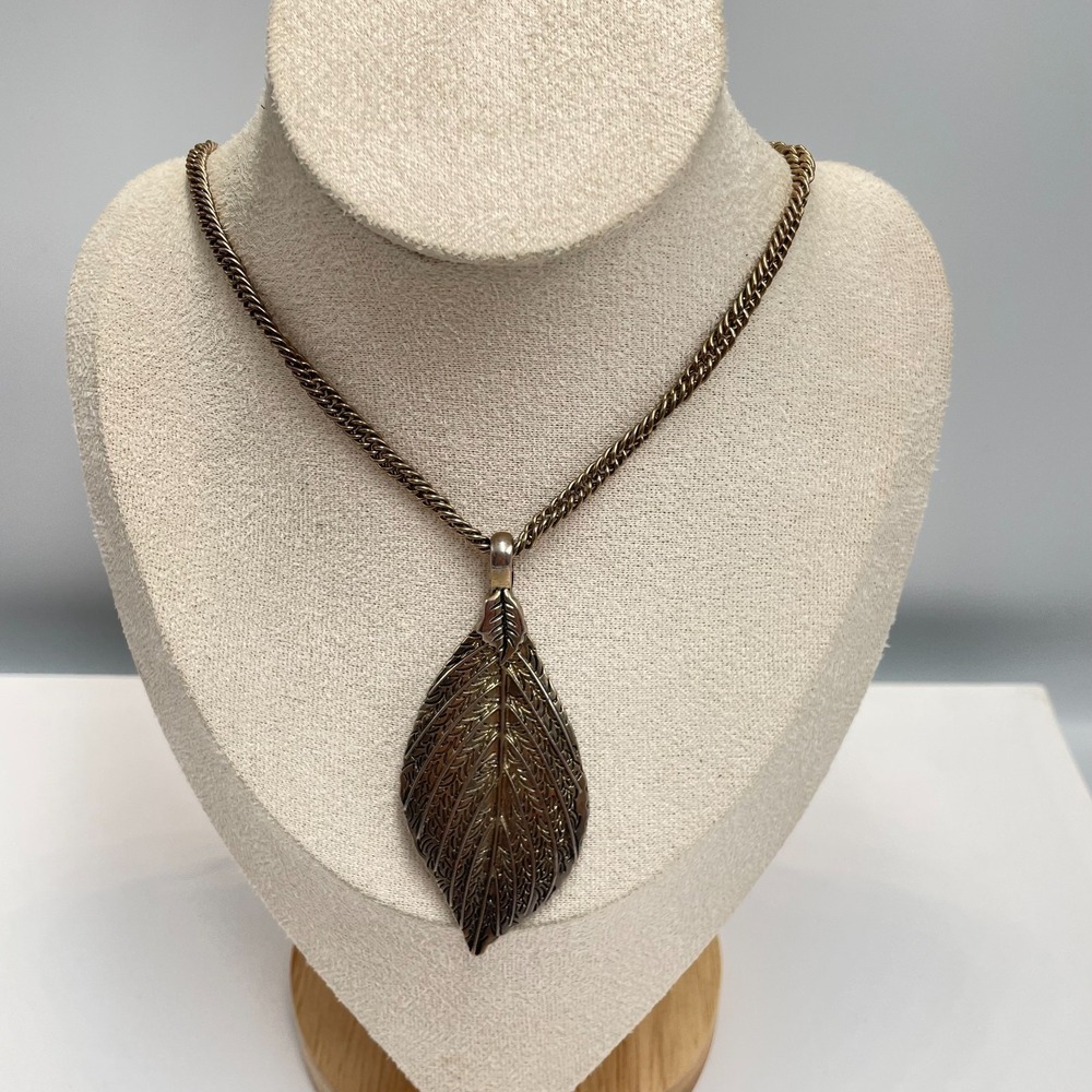 Vintage 90s Bronze Tone Etched Leaf Pendant Necklace Curb Chain Boho Jewelry Y2K